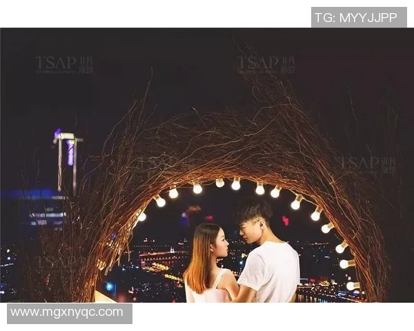 足球明星与女友共赴球场浪漫之旅展现甜蜜爱情瞬间