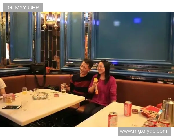 足球明星与女友甜蜜拥抱瞬间展现浪漫爱情故事的美好时刻